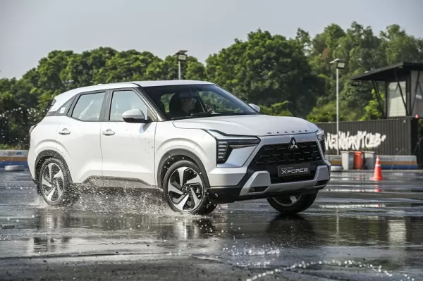 Dịch vụ thay kính chắn gió xe Mitsubishi Xforce